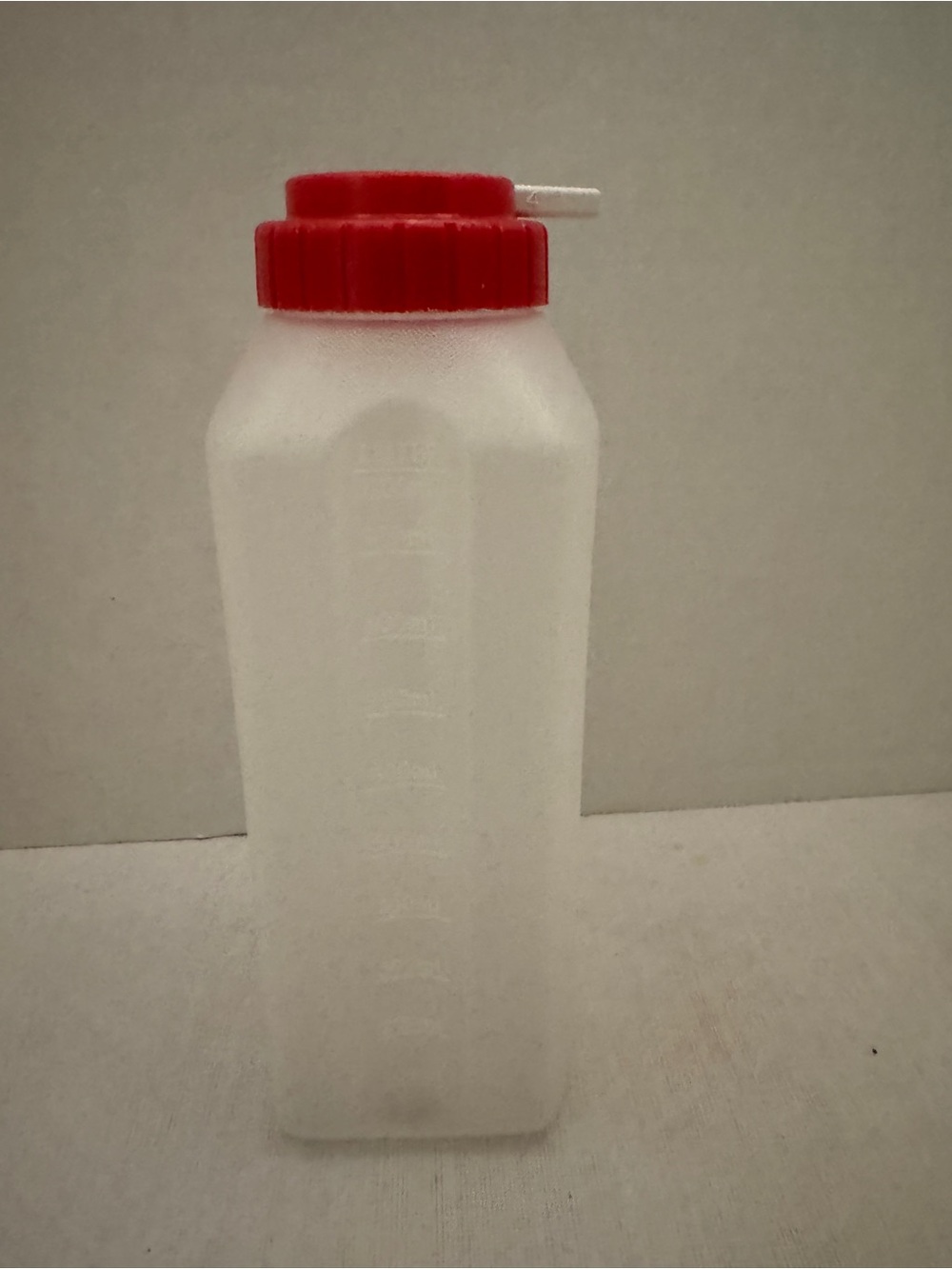 Rubbermaid Sippin Saver 1 Quart 32 oz 1000ml Drink Container with Red Lid Straw